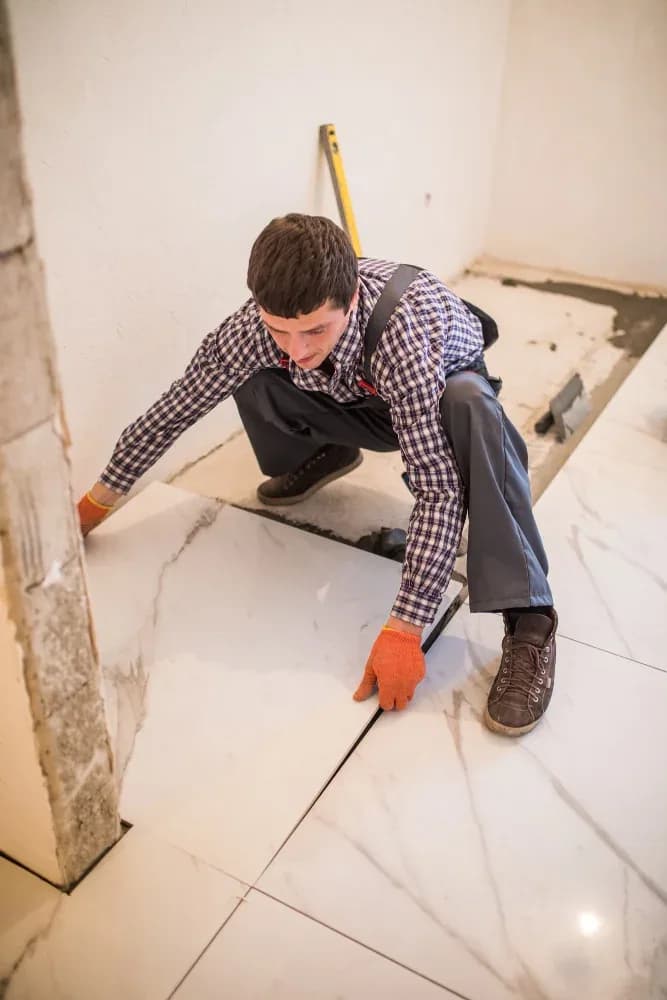 Pose de carreaux de sol dans une pièce