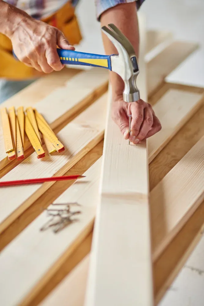 Assemblage d’une pièce de bois en atelier