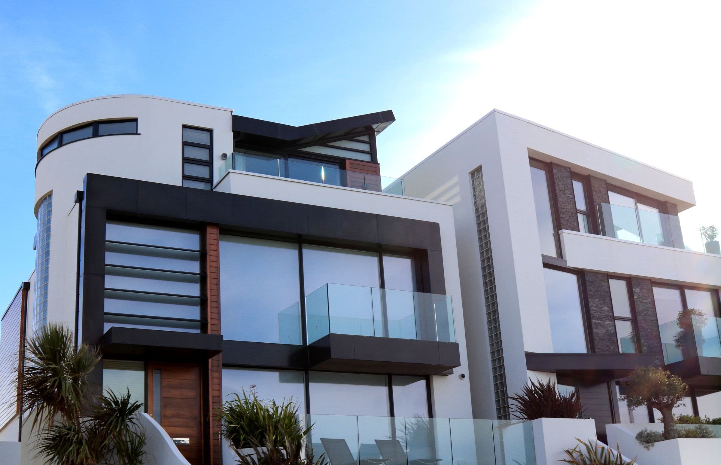 Villa contemporaine avec des détails architecturaux en pierre, verre et bois