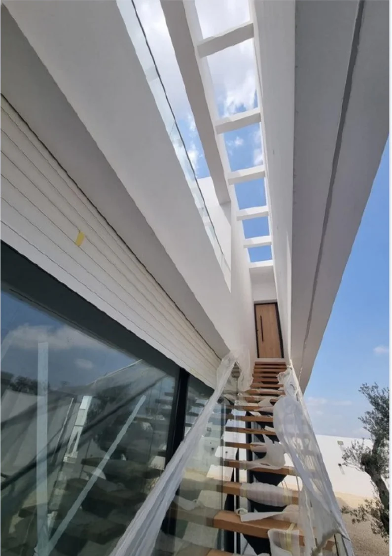 Façade moderne avec circulation extérieure