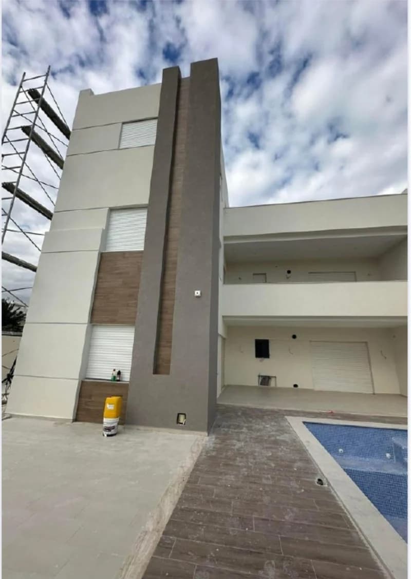 Façade moderne achevée avec parements décoratifs
