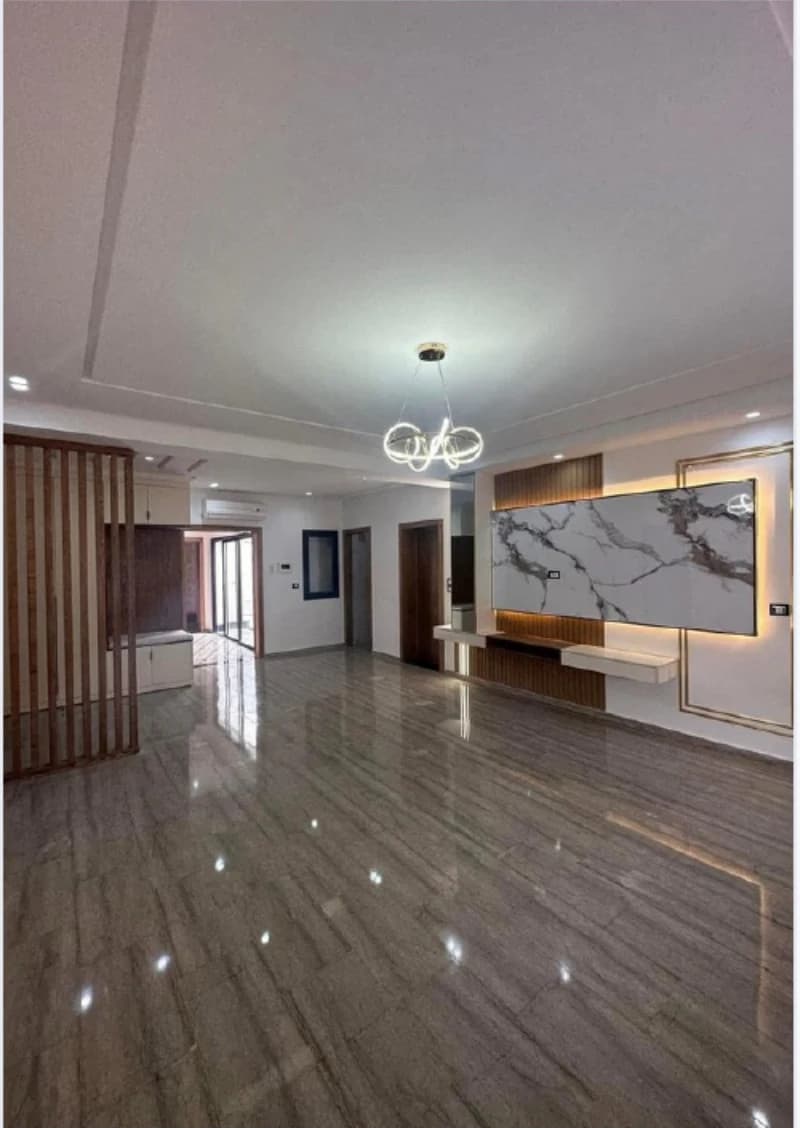 Aménagement intérieur avec mobilier intégré et éclairage