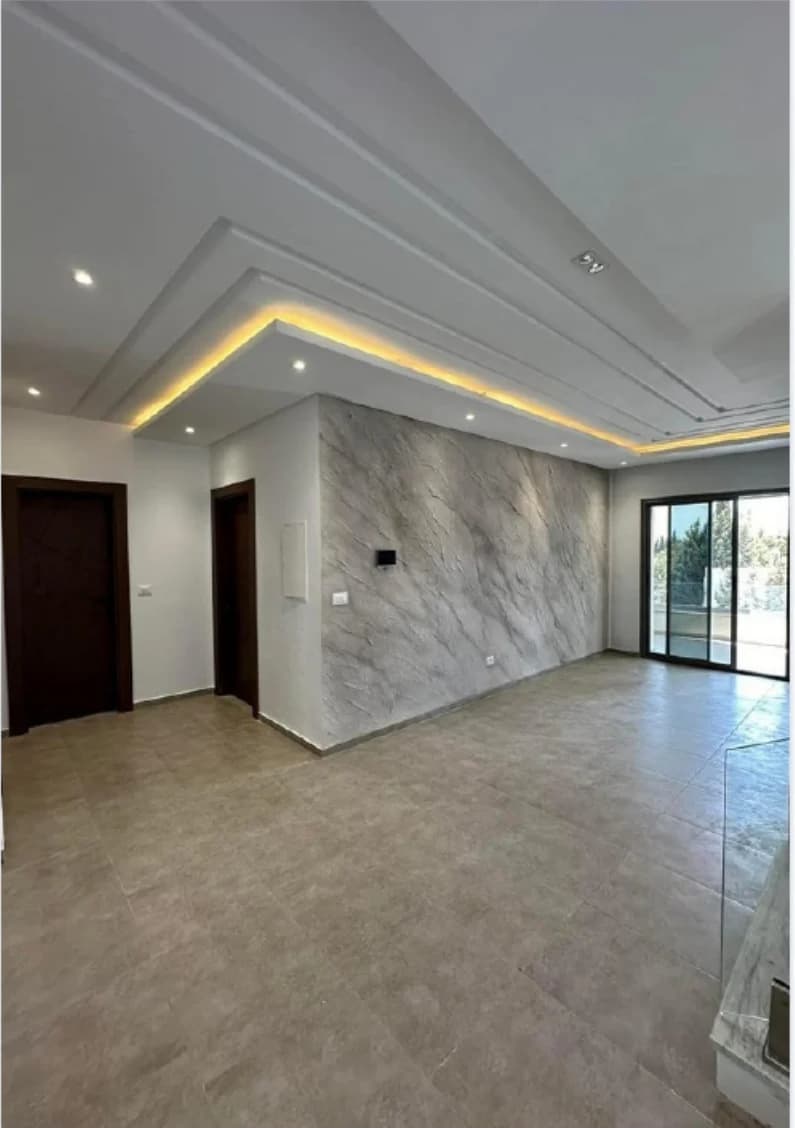Faux plafond de salon avec éclairage indirect