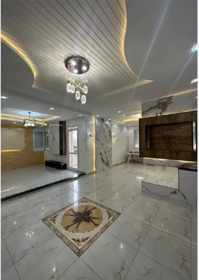 Plafond décoratif courbe avec lustre intégré