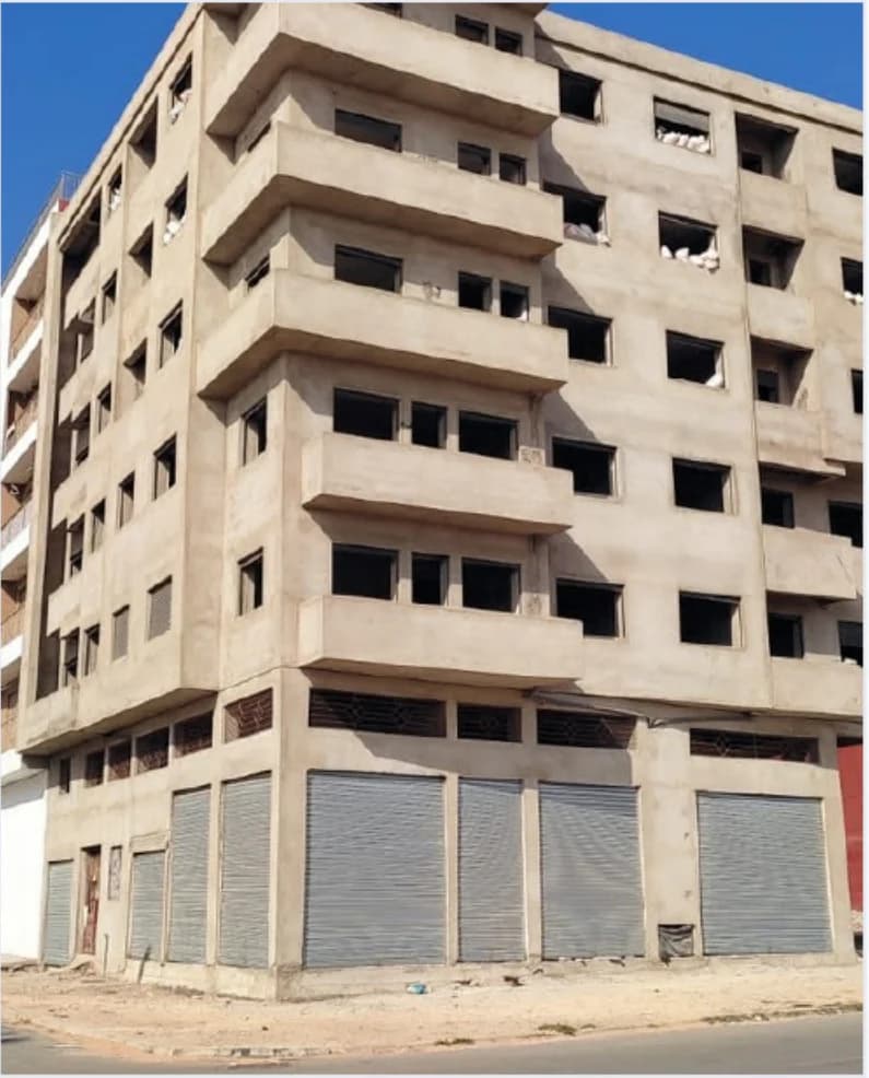 Façade et volumes de l’immeuble R+5 à Al Farah