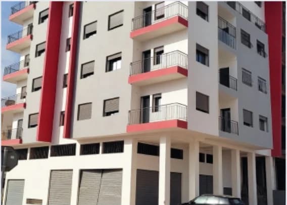 Façade achevée d’un immeuble résidentiel à Agadir